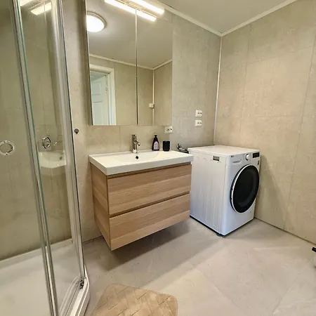 דירה Modern Two Bedroom In Prime Location *