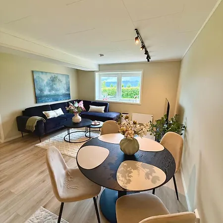 Modern Two Bedroom In Prime Location *